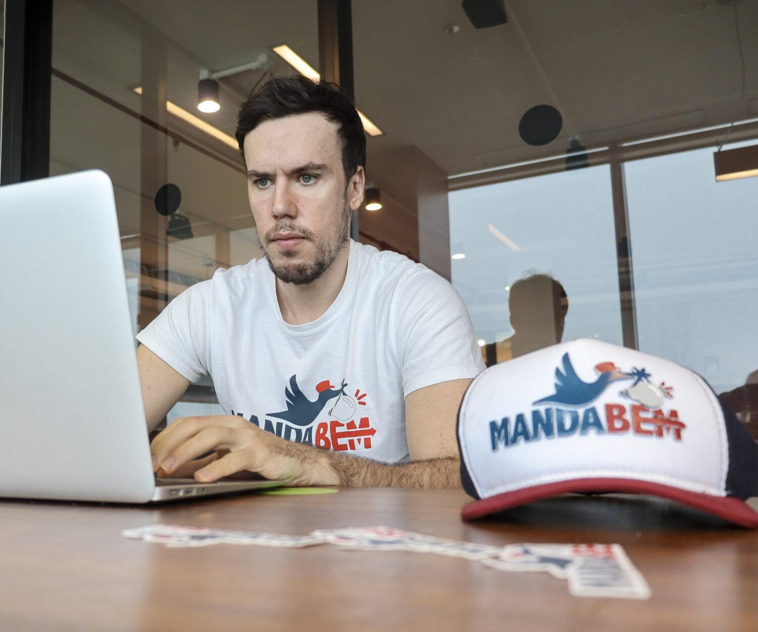 Fundador da Manda Bem Marcos Castro realizando um atendimento.