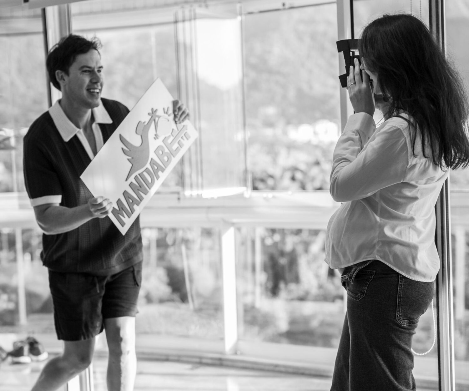 Marcos, fundador da Manda Bem, pousa feliz com a placa da Manda Bem.